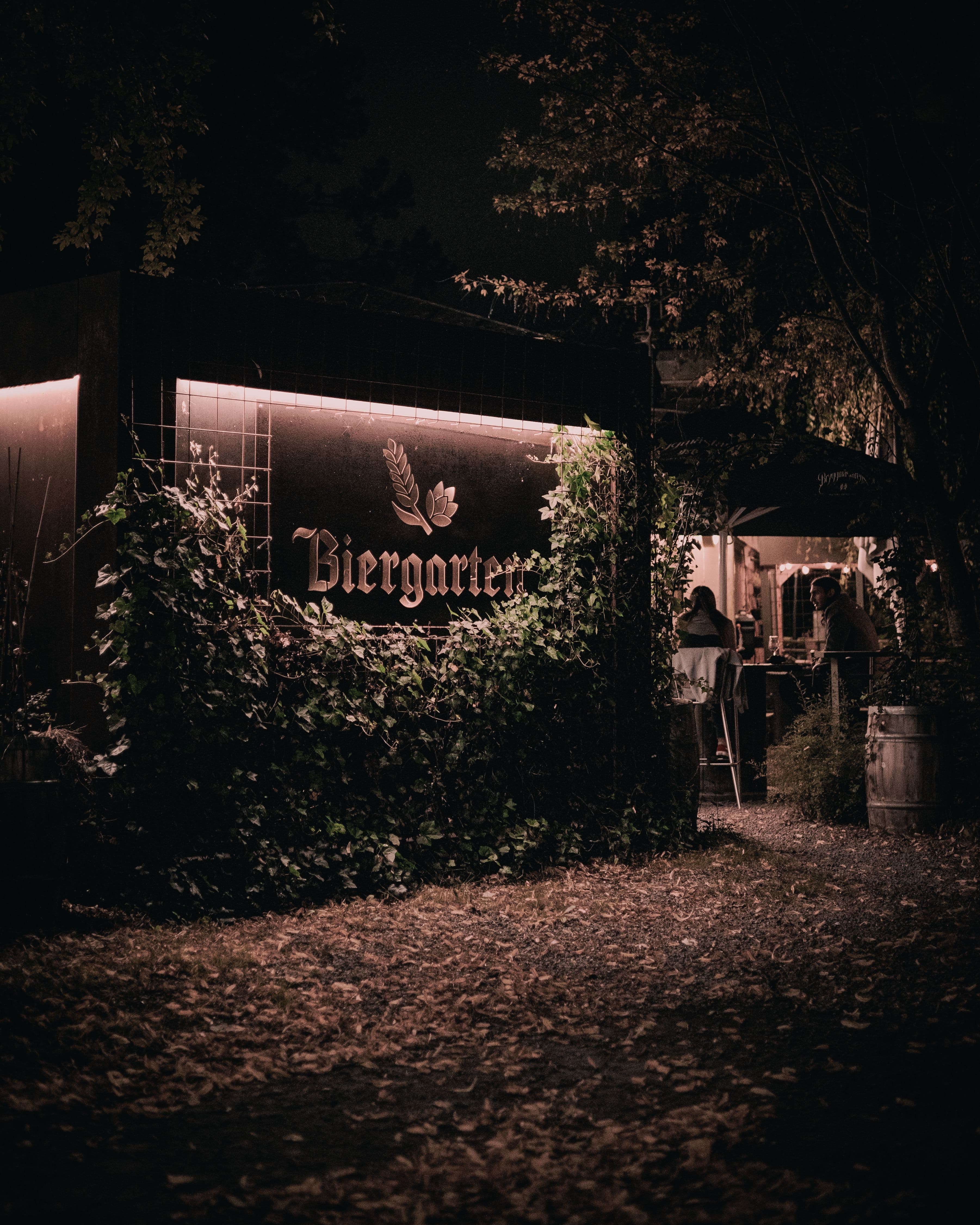 Långbord i en biergarten under kvällssolen